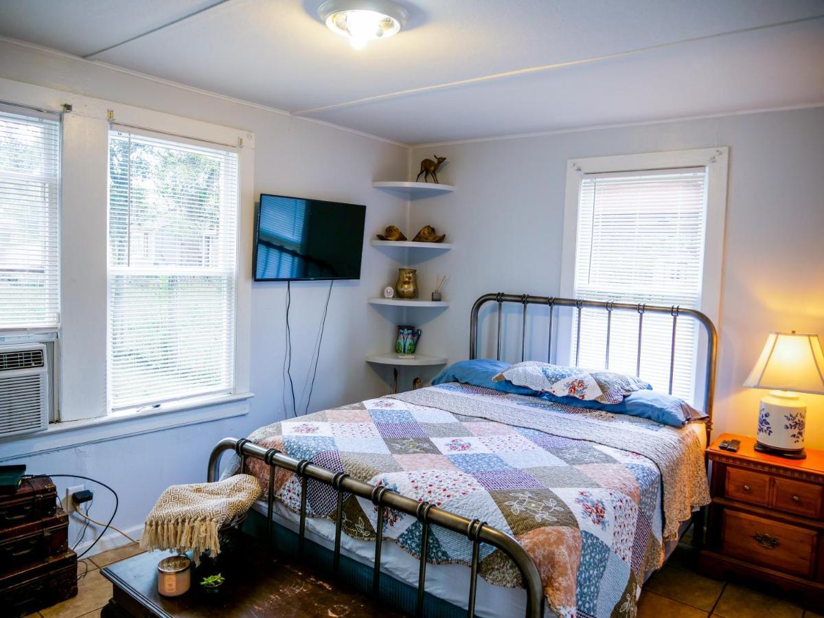 Hébergement de vacances Private In With Fenced Yard, Piano, Location, Pets Welcome