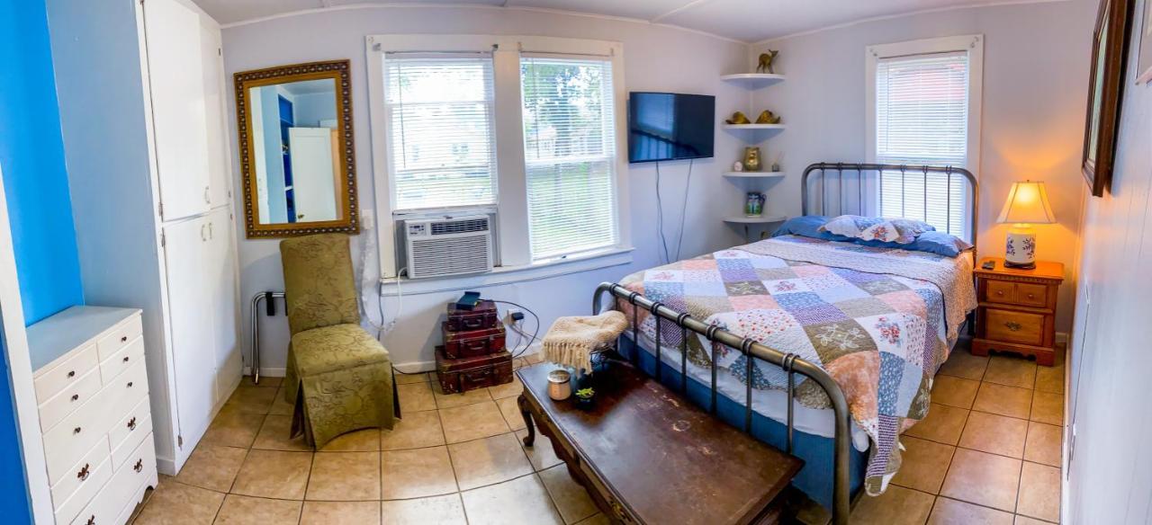 Private In With Fenced Yard, Piano, Location, Pets Welcome Hébergement de vacances
